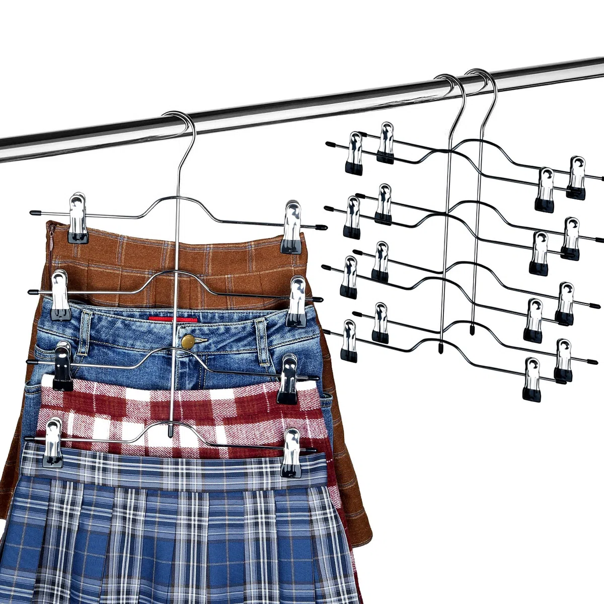 Szxc Paquete de 2 perchas para faldas y pantalones con clips ajustables, 4 niveles cromados con vinilo negro, antideslizantes, duraderos, organizador de almacenamiento en el armario que ahorra espacio