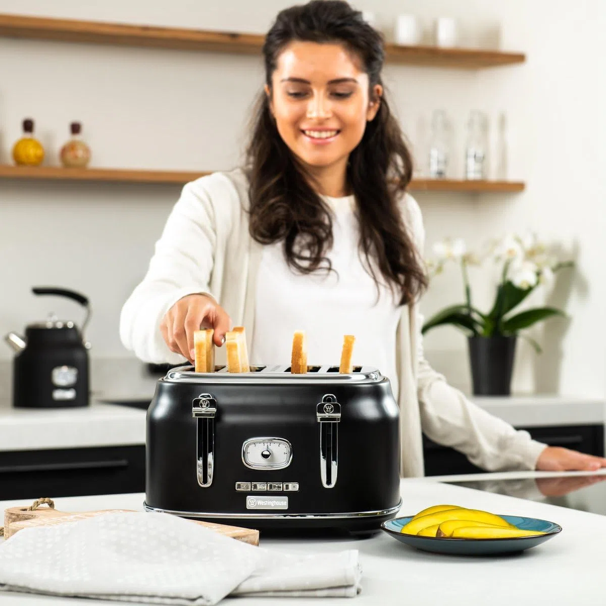 Tostadora Westinghouse Retro - 4 ranuras - Ranuras extra anchas - Rejilla para mantener el calor - 1750 W - Negro