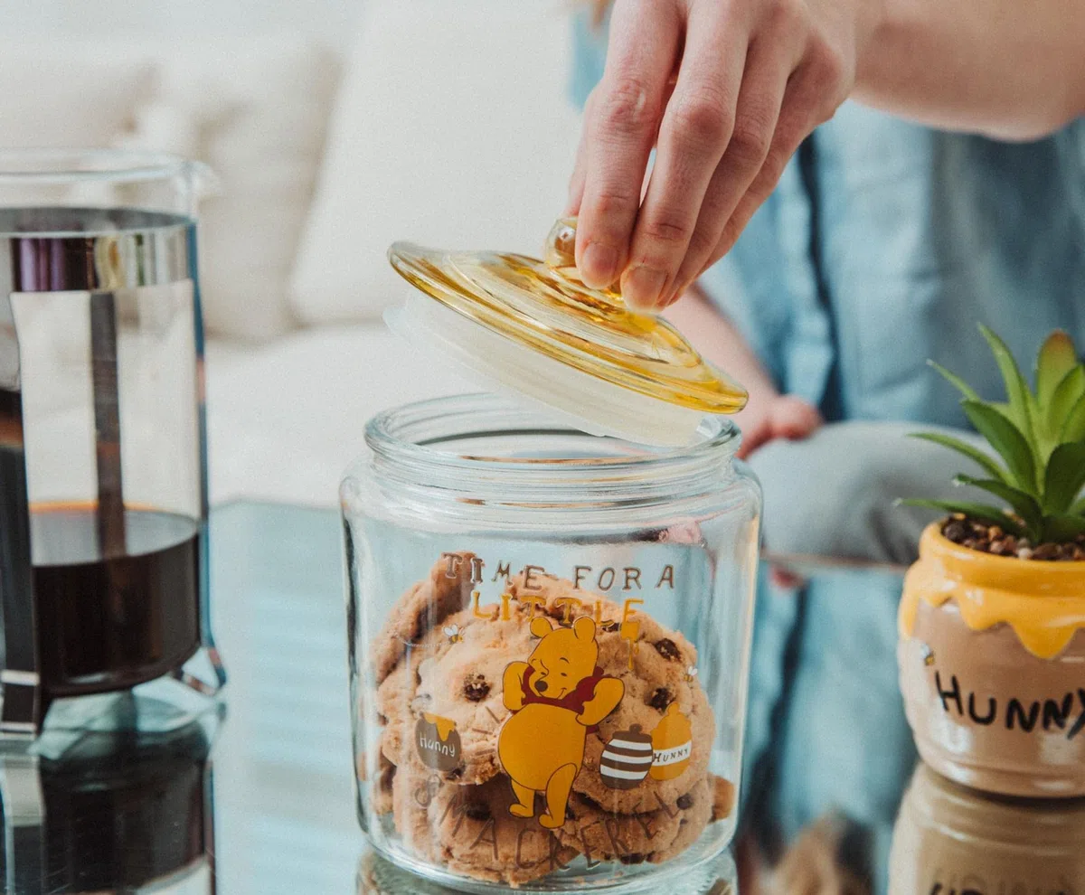 Winnie The Pooh Disney Time For A Little Smackerel - Tarro de cristal con tapa, almacenamiento de alimentos de cocina para aperitivos, dulces, 6 pulgadas de alto
