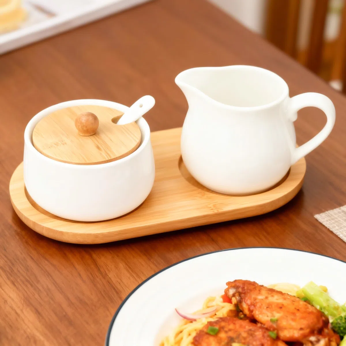 GBKDQQ Juego de leche y azúcar con tapa y cuchara, jarra de leche blanca de cerámica y azucarero con bandeja de madera, juego de azúcar para cocina, comedor, lavavajillas y microondas