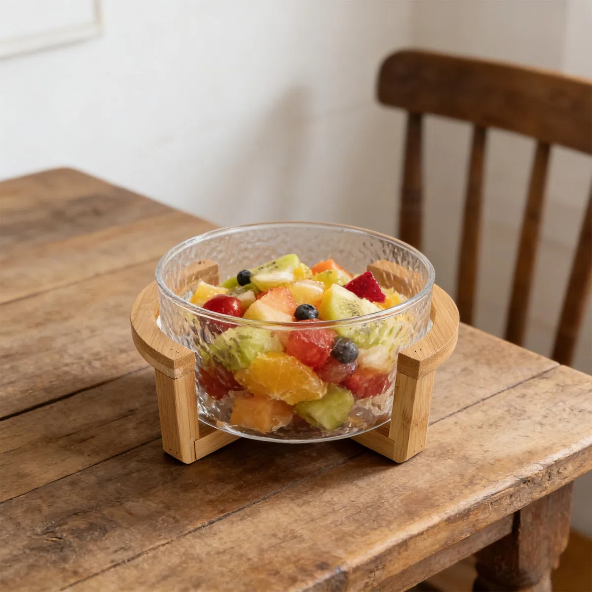 Bol para Ensalada de Vidrio con Soporte de Bambú Seguro, Tamaño 21x17.5x10cm, Diseño Elegante y Versátil para Servir Postres y Fiestas