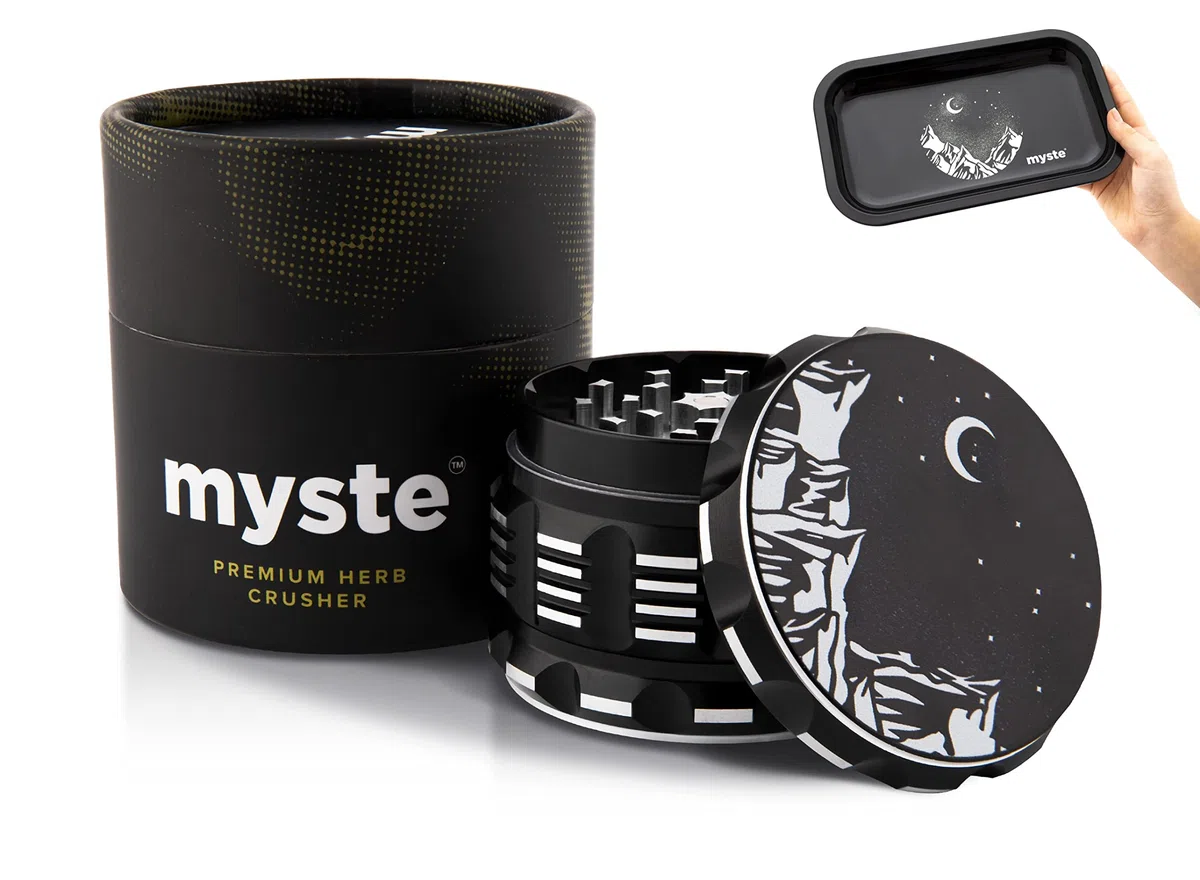 MYSTE Molinillo de hierbas grande de 63 mm con dientes más afilados mejorados, 4 piezas con raspador, tapa magnética, molinillo de especias premium, triturador, embalaje de regalo (MYSTE molinillo +