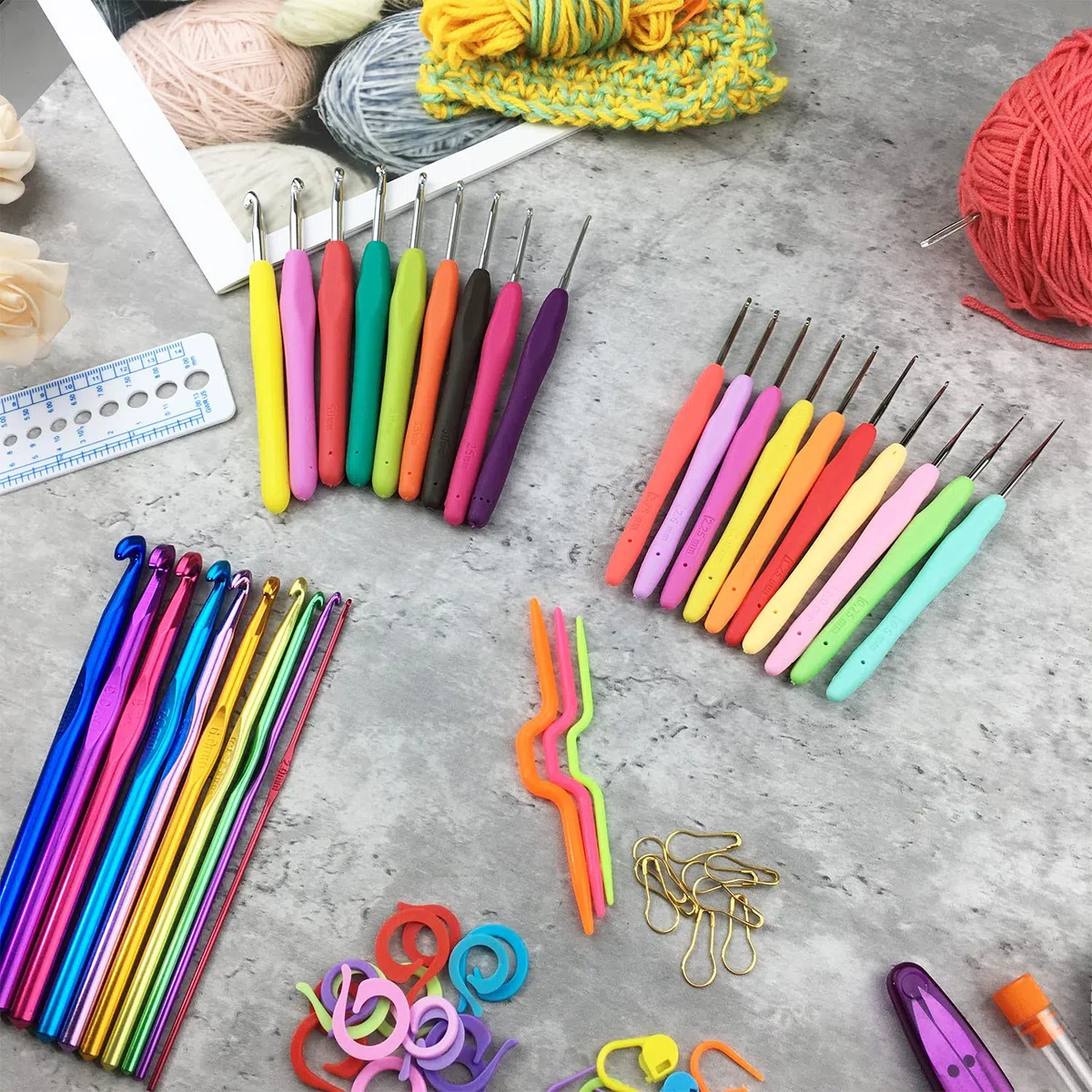 Juego de 100 agujas de ganchillo en estuche, mango ergonómico de agarre suave, kit de agujas de tejer y accesorios de aguja de ganchillo, juego completo para principiantes y amantes experimentados