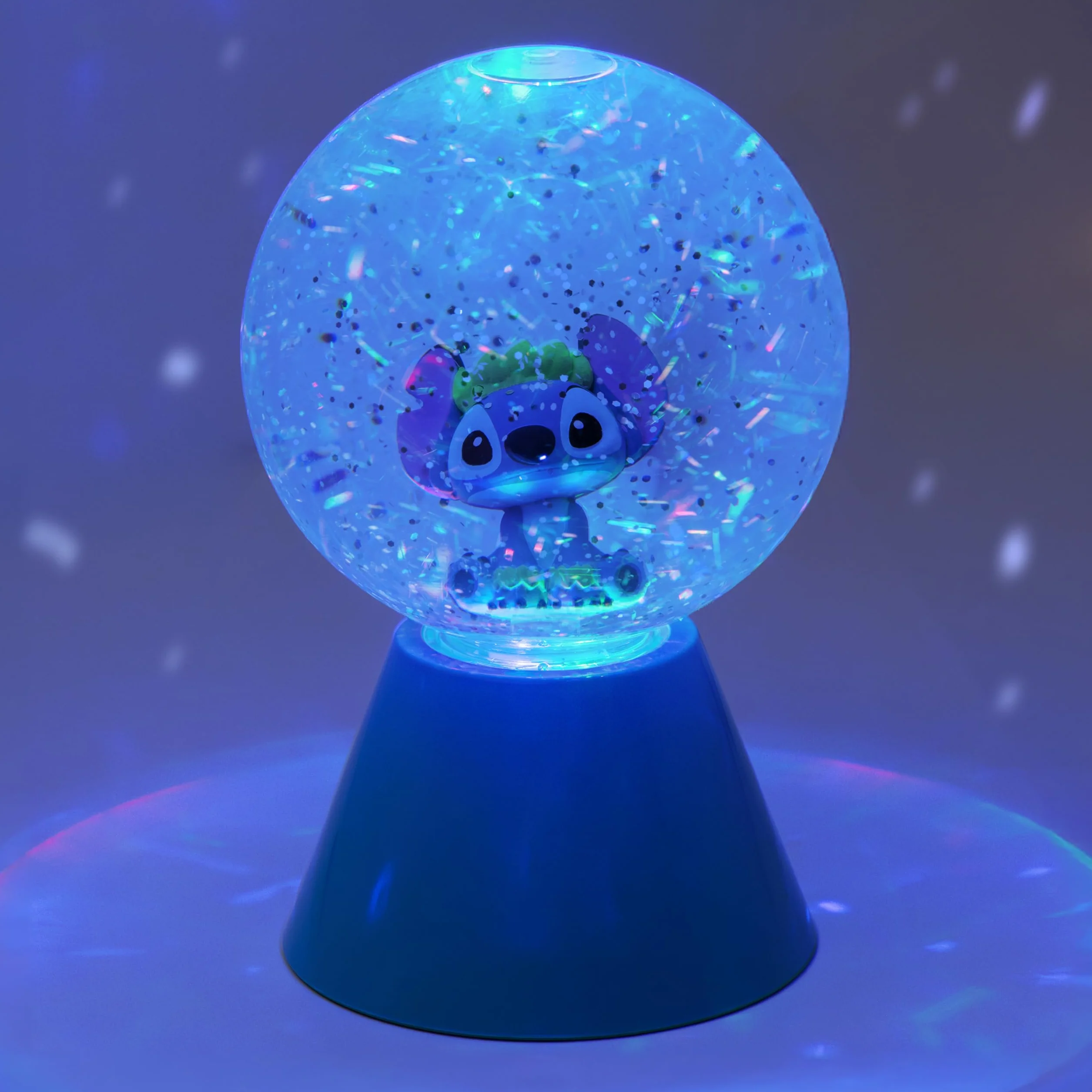 Paladone - Bola LED con purpurina de Lilo y Stitch de Disney, globo de nieve luminoso que cambia de color con licencia oficial para niños, adolescentes y adultos, diseño compacto