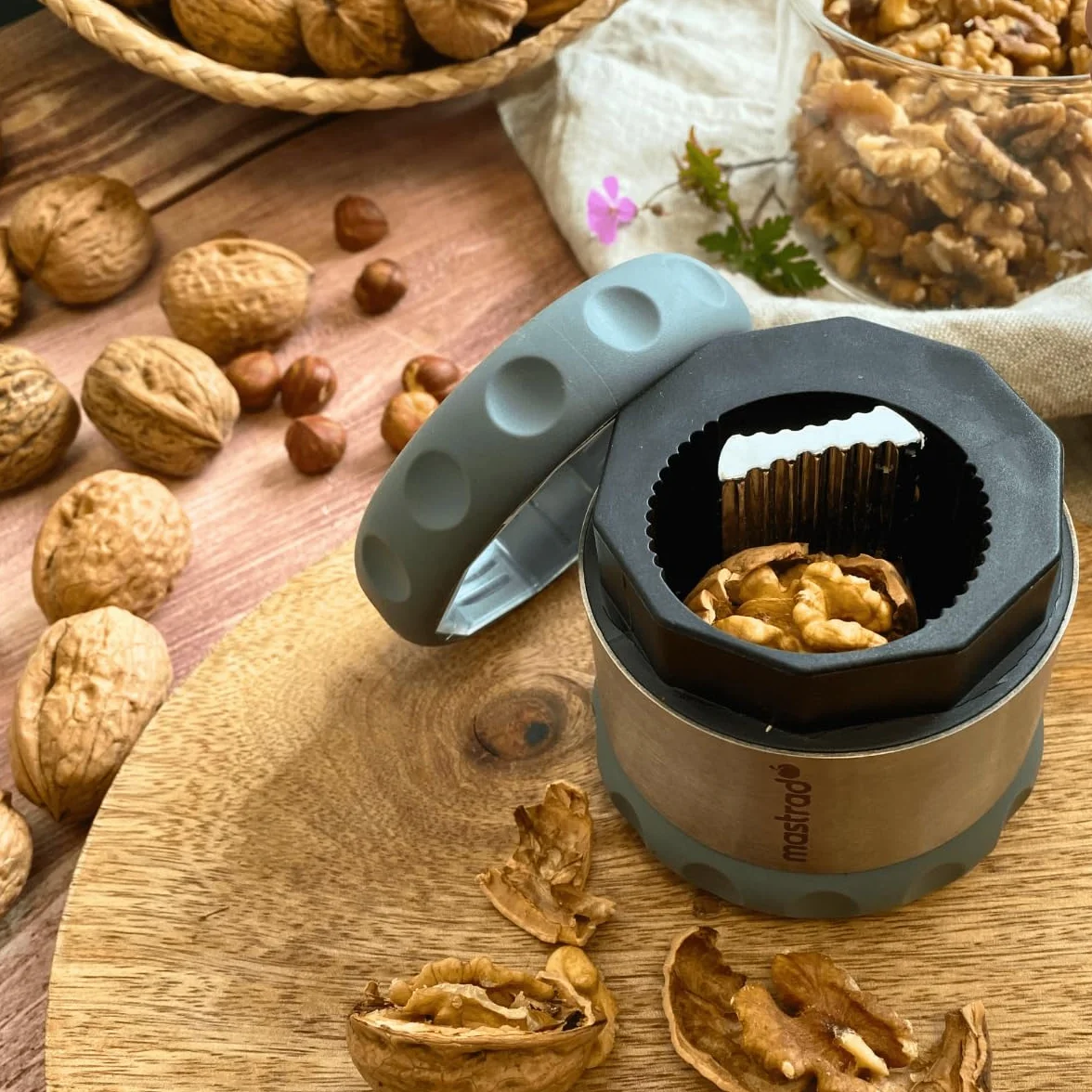Mastrad Cascanueces – Galletas de todos los tipos de nueces – para romper las nueces graduables sin dispersión – Función de almacenamiento de cáscara de nuez rota