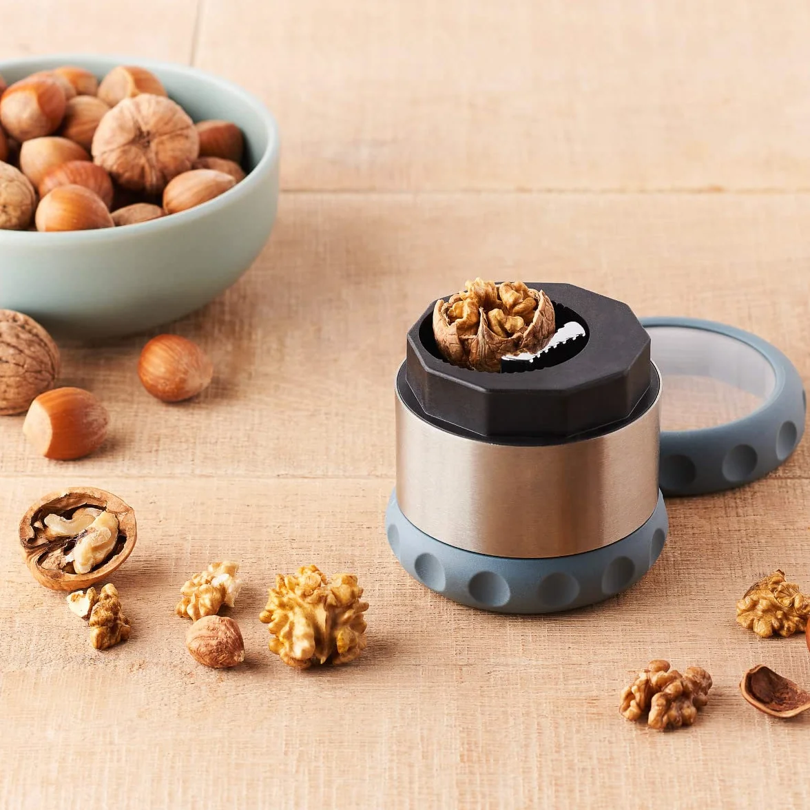 Mastrad Cascanueces – Galletas de todos los tipos de nueces – para romper las nueces graduables sin dispersión – Función de almacenamiento de cáscara de nuez rota