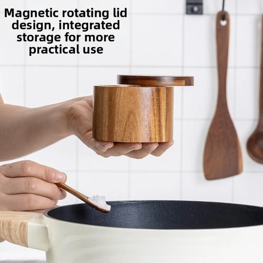 1 salero de madera de acacia con tapa magnética y ranura para cuchara, ideal para guardar especias en la cocina.