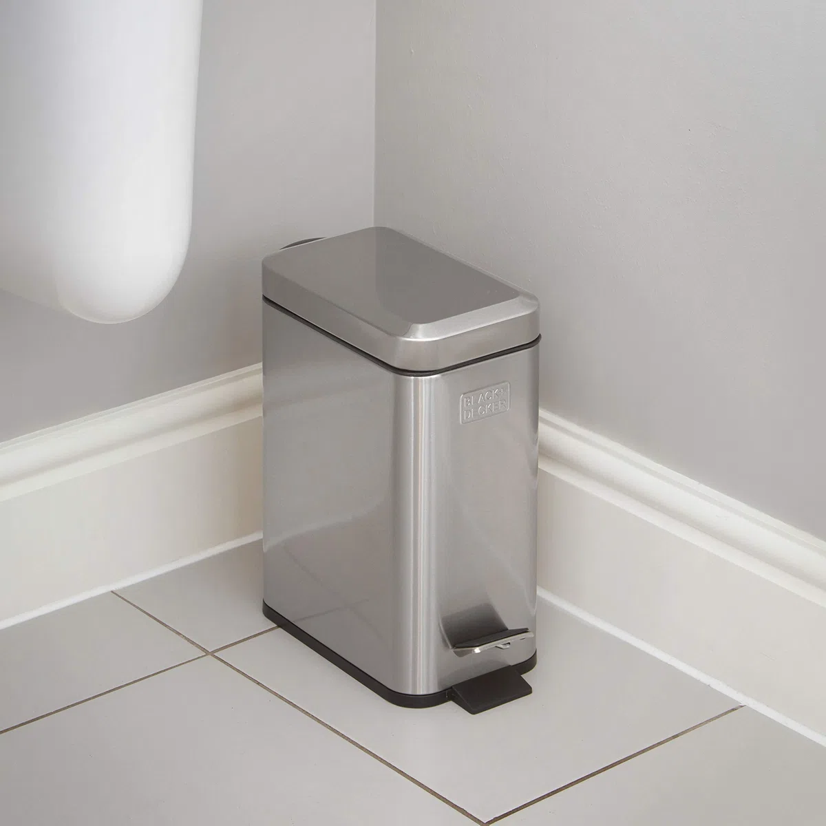Black+Decker Cubo de Pedal Rectangular de 5 l BXBN0005GB 5L con Tapa de Cierre Suave, Acero Inoxidable, 30 cm x 14 cm x 29 cm, Gris frío, Perfil