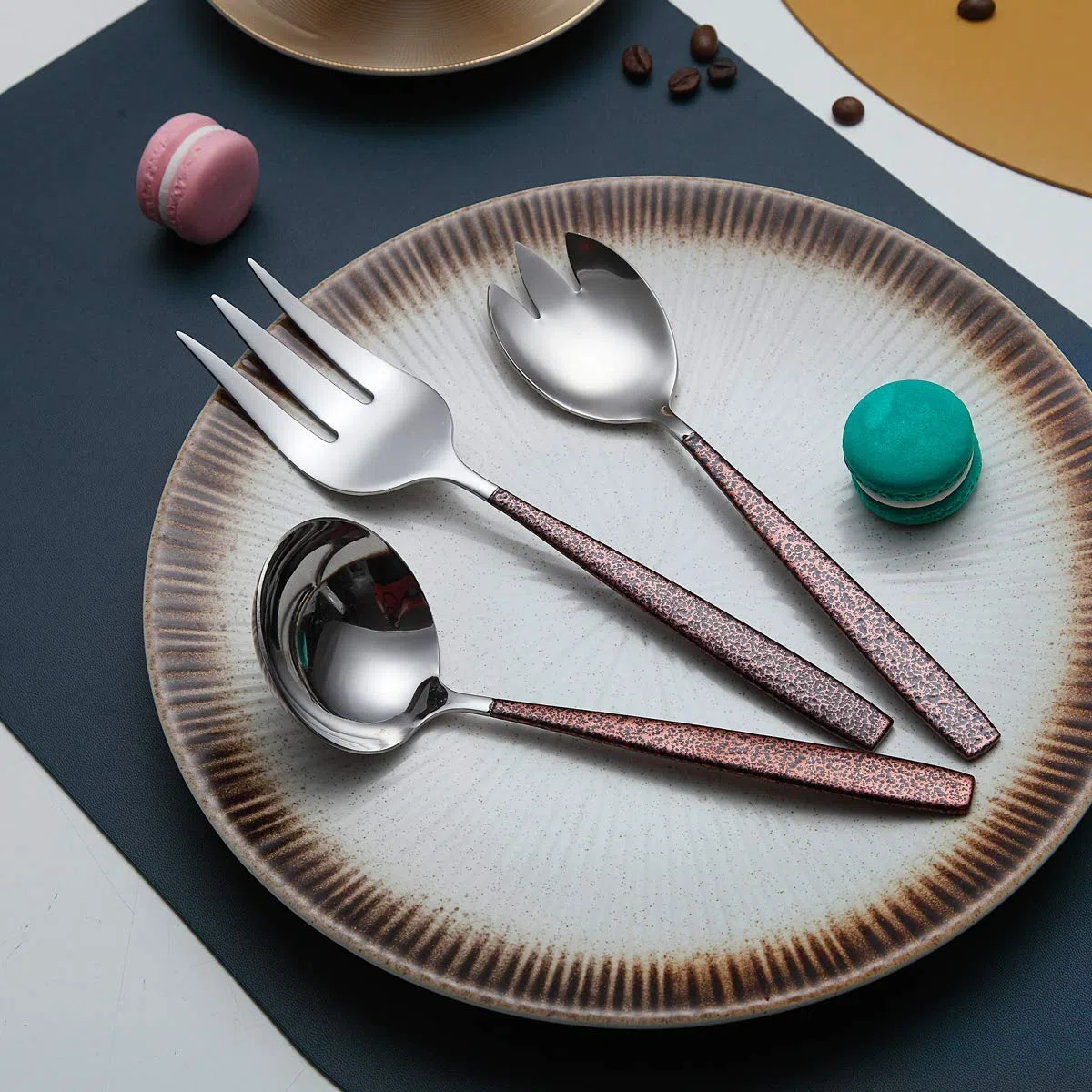 Berglander - Cubiertos de servicio de 10 piezas con mango de superficie de luna y cabeza brillante de titanio, cucharas de servir modernas de acero inoxidable, utensilios
