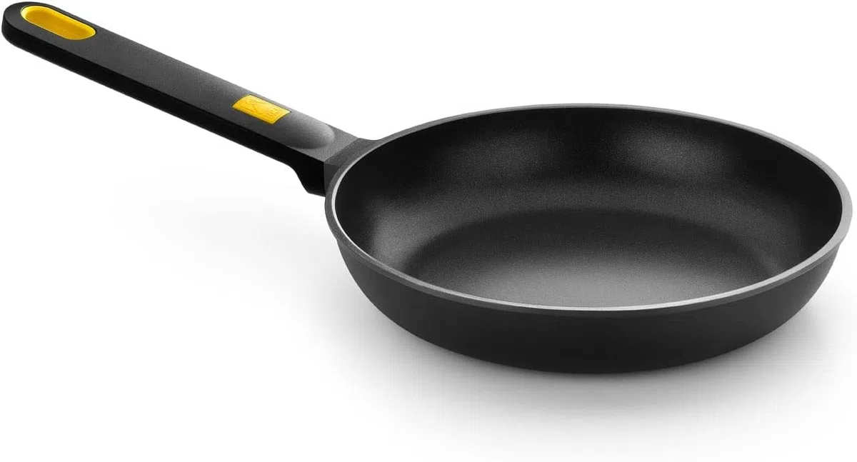 BRA Daily Pro | Sartén 26 cm, negro y amarillo, aluminio fundido, Full Induction, Antiadherente tricapa, apta para todo tipo de cocinas