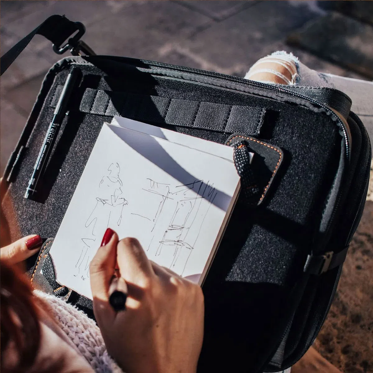 ETCHR Slate Mini Satchel – Bolso de Artista Impermeable - Morral Multifuncional para Suministros de Arte con Componentes para Organización de Herramientas y Placa de Montaje en Trípode