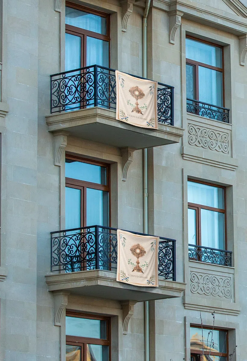 Balconera Corpus Christi Semana Santa Religiosa. Decoración religiosa de tela 70x100 cm. Colgadura con damasco blanco. Beige. Flores. Decoración balcón. Tela impresa con imagen Corpus Christi (3)