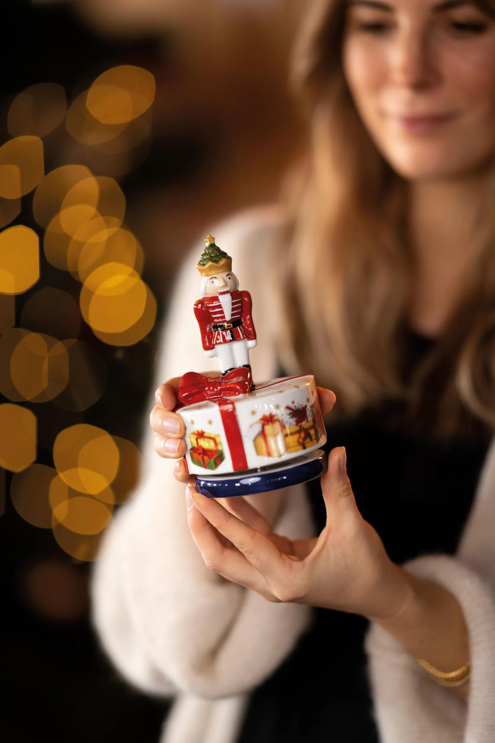 Villeroy & Boch - Nostalgic Melody, Cascanueces Giratorio, 9 x 15cm, Porcelana, Multicolor, (14-8640-6308)