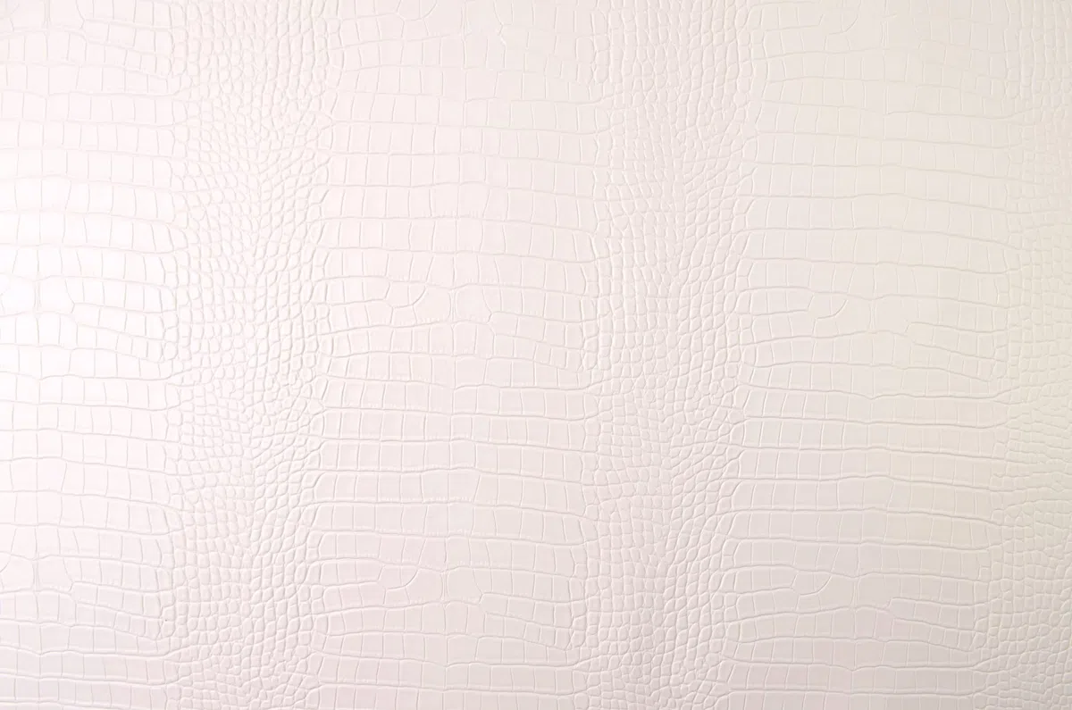 Wento Tela de piel sintética texturizada de piel de cocodrilo por The Yard - Estampado animal crema - 54 x 36 pulgadas - 2 libras