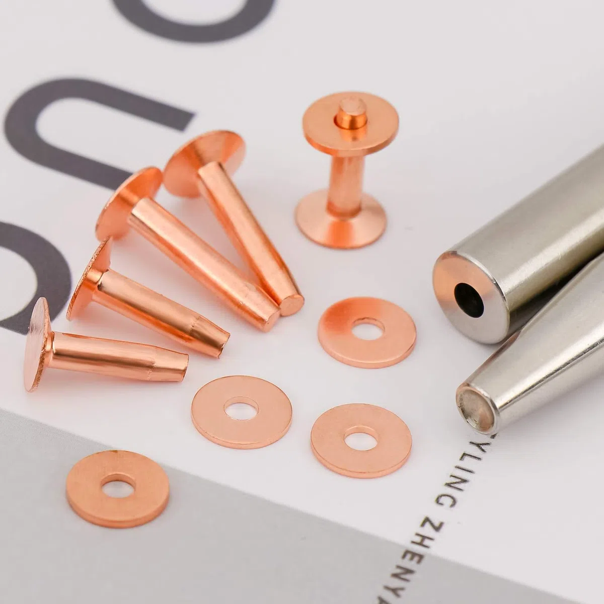 SelfTek Paquete de 20 remaches y rebabas de cobre (14 mm y 19 mm) con 2 herramientas de remache de perforación para cinturones, bolsos, collares, manualidades de cuero, pulseras