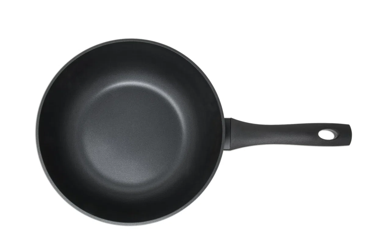 Arcos Serie Kaula | Wok Antiadherente 28 cm | Aluminio Forjado | Recubrimiento QuanTanium | Apta cualquier cocina | Mango Efecto Frio | Sistema ahorro energético | Apta lavavajillas | Color Negro