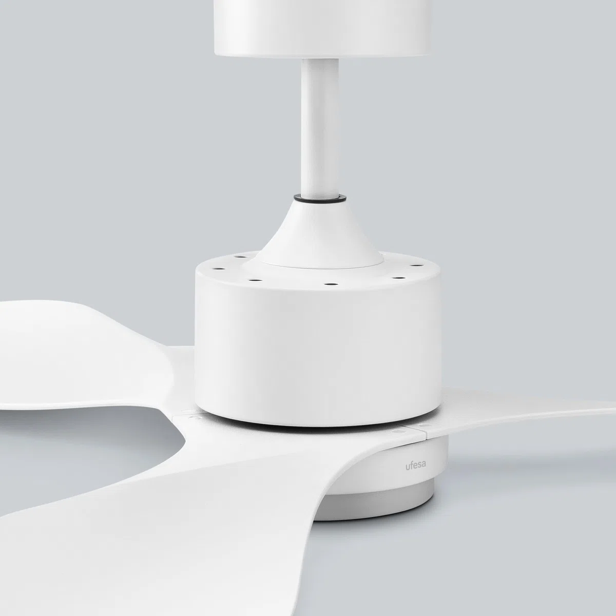 Ufesa Bután Ventilador de Techo con Luz, 30W, 6 Velocidades, Ultra Silencioso, 3 Aspas de 122cm, Función Verano - Invierno, Temporizador 8h, 3 Niveles Luz, Mando a Distancia, Blanco
