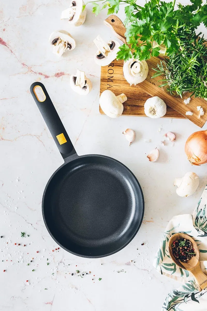 BRA Daily Pro | Sartén 26 cm, negro y amarillo, aluminio fundido, Full Induction, Antiadherente tricapa, apta para todo tipo de cocinas
