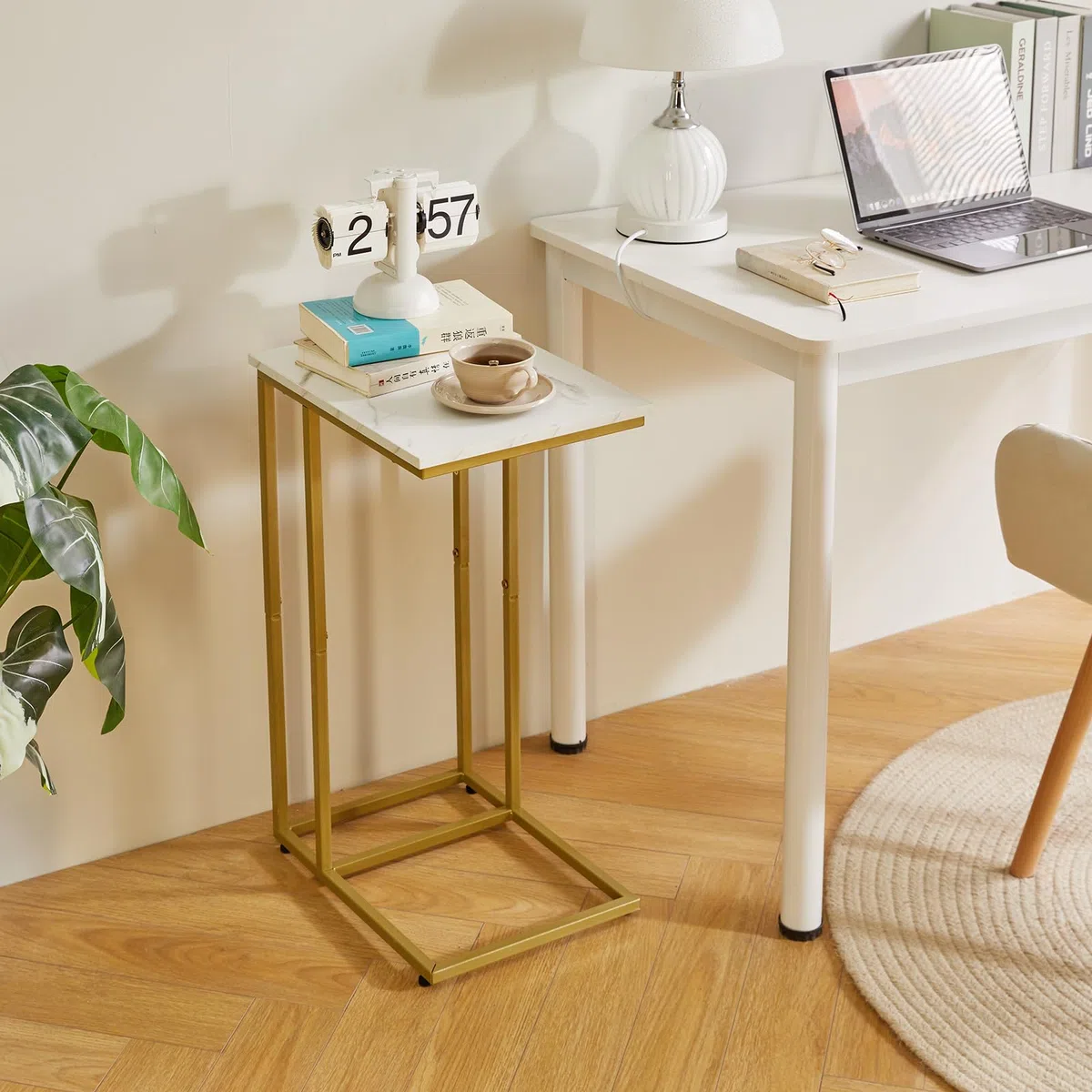 Aibiju Mesas auxiliares pequeñas en Forma de C, Mesa Auxiliar pequeña, Soporte de Mesa pequeño para Sala de Estar, Dormitorio, 16 x 12 x 25 Pulgadas,Mesa de Grano de Mármol + Patas Doradas，YD-TM051G