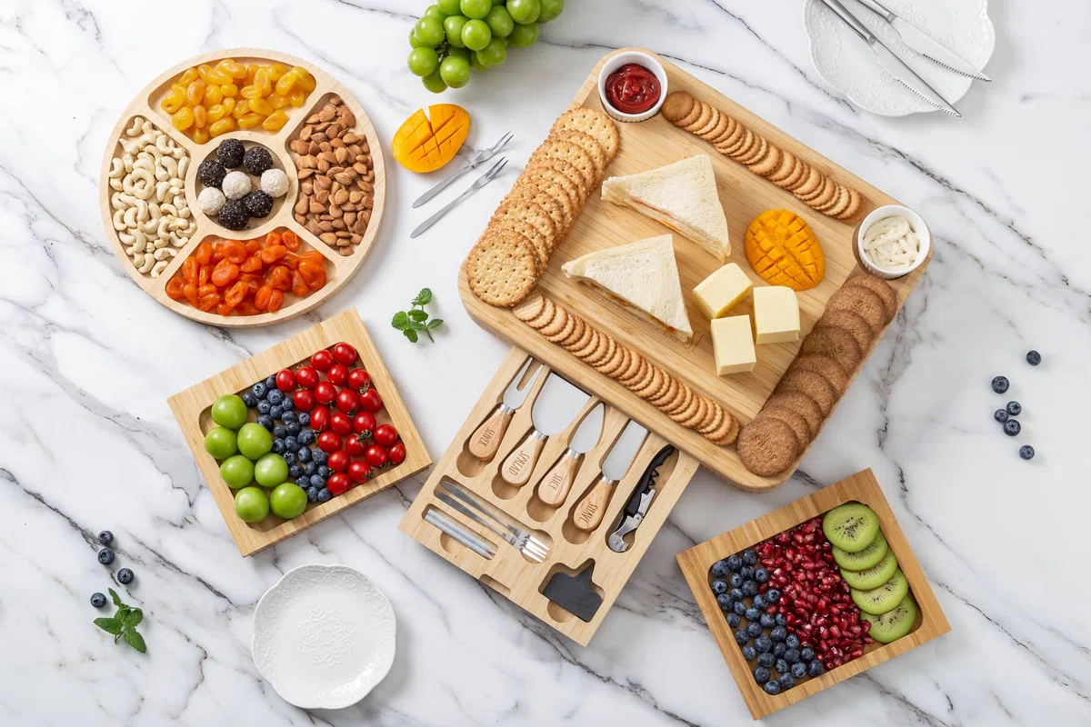 Rae Dunn Tabla de embutidos y accesorios, juego de tablas de charcutería grandes, juego de tablas de queso de bambú con tenedores y platos para servir, cuchillos de queso incluidos