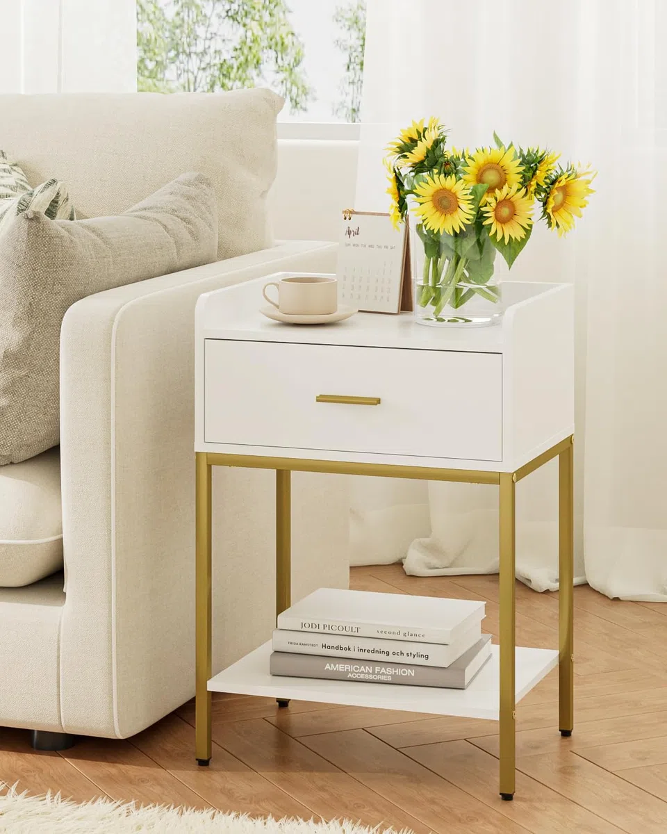 HEYZOEY Mesita de Noche Moderna de 3 Niveles con cajón de Almacenamiento y Estante, Mesa Auxiliar pequeña con Patas Doradas para Dormitorio, Sala de Estar, Color Blanco