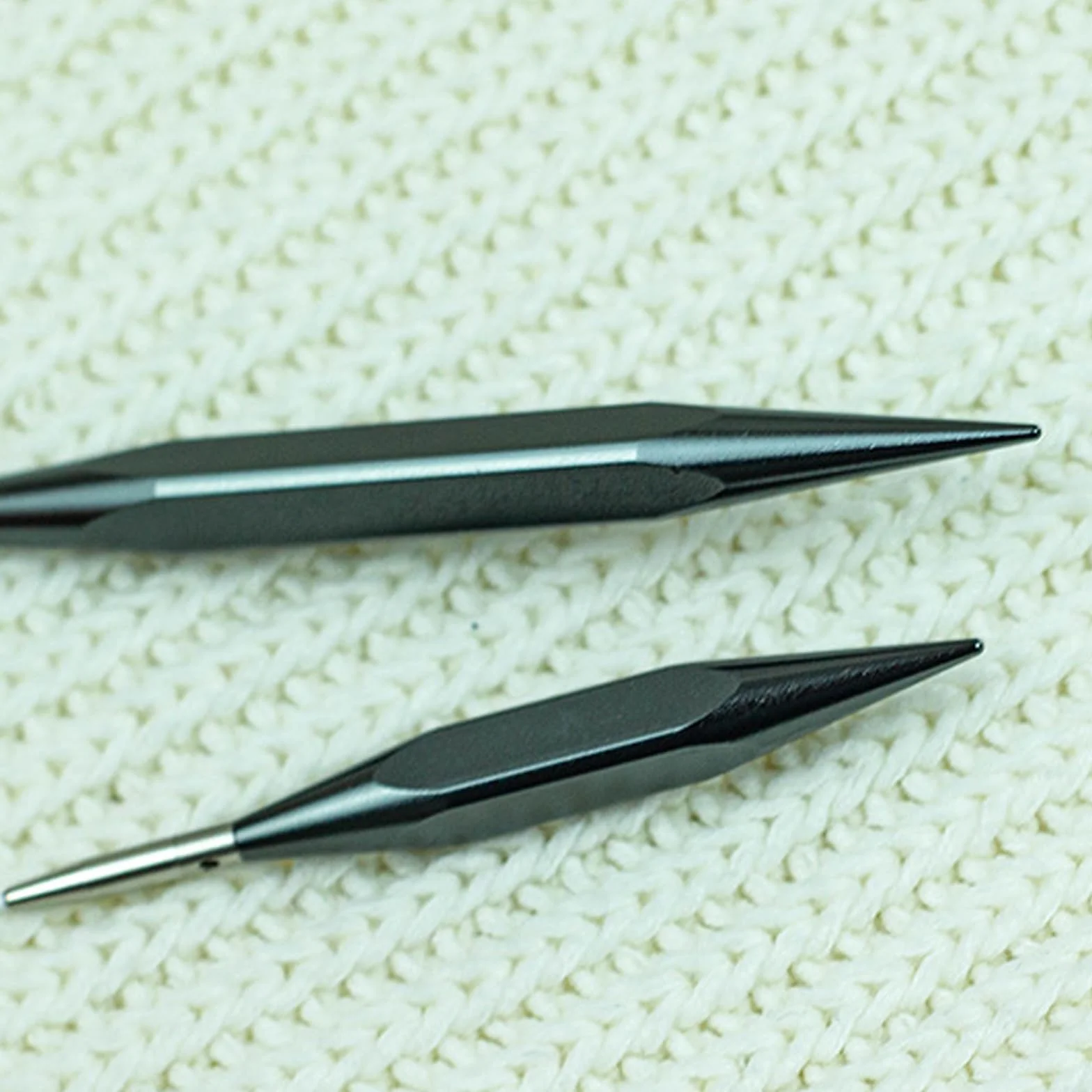 Juego de agujas de ganchillo desmontables de óxido de aluminio, mango corto de madera para un agarre cómodo, varios tamaños, estuche de almacenamiento incluido