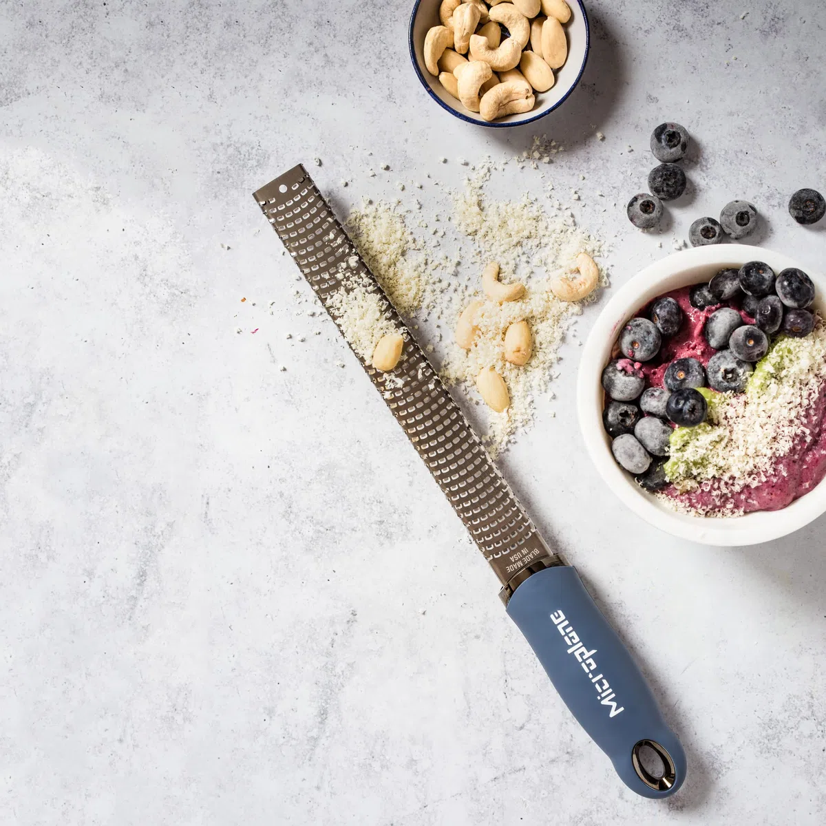 Microplane Zester - Rallador de cocina en Azul Mezclilla para cítricos, parmesano, jengibre, chocolate y nuez moscada con hoja fina de acero inoxidable. Fabricado en Estados Unidos
