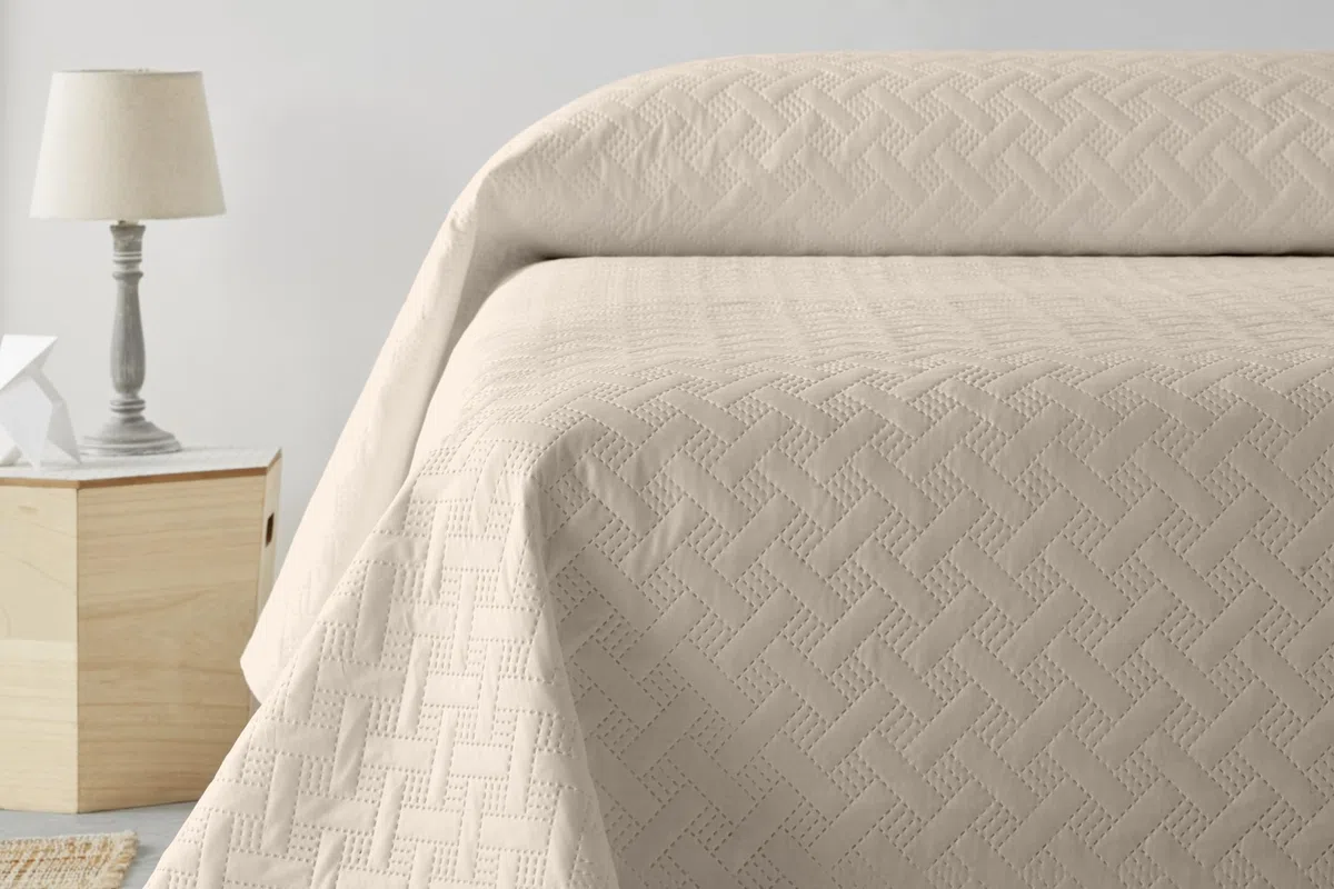 Degrees Home Liso – Colcha Boutí Fina para Todas Las Estaciones – Cubre Cama Multiusos Diseño Unicolor Suave, Lavable y Ligero 100% Microfibra (230x260) – Ideal para Camas 90/105/135/150/180