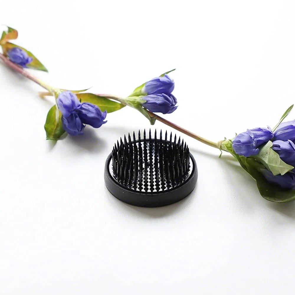 Wazakura Kenzan Redondo Negro para Ikebana (61mm) para Arreglos Florales, Hecho en Japón, Herramienta Japonesa para Ikebana Soporte de Alfileres para Flores - Kenzan Redondo Negro 61mm