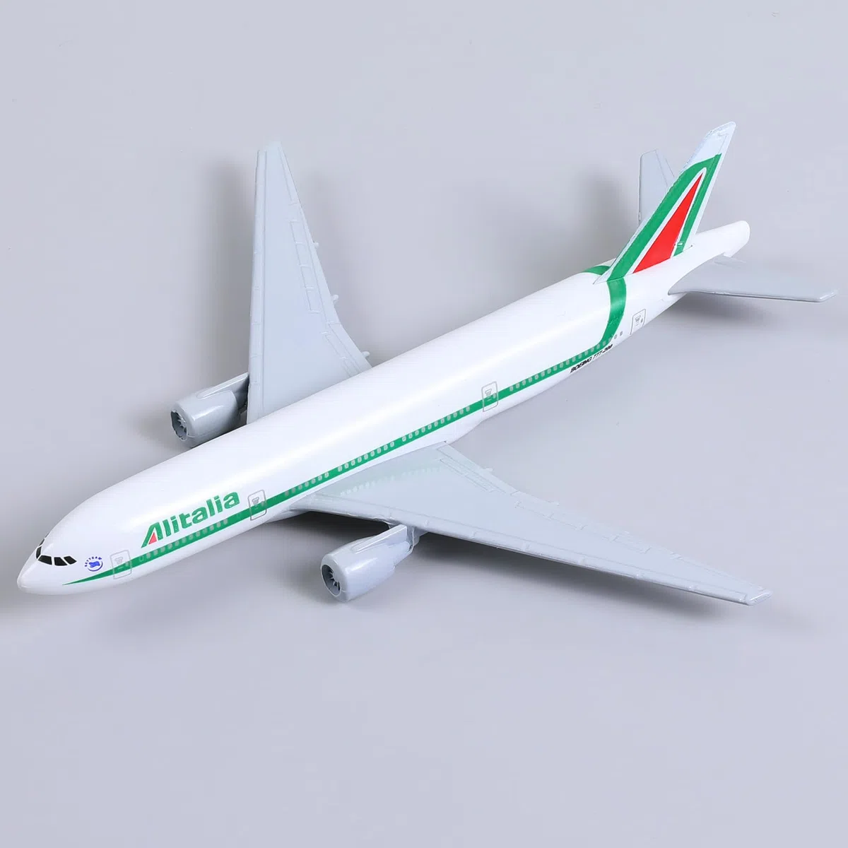 Modelo de avión Alitalia 777 de metal fundido a escala 1/400 para Boeing 777 con soporte. El kit de modelo de avión de aleación coleccionable se puede utilizar como regalo.