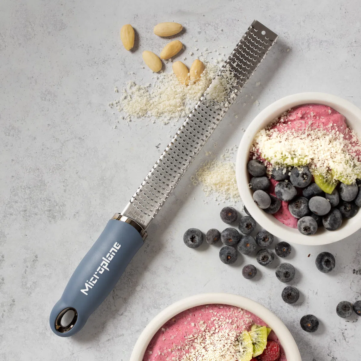Microplane Zester - Rallador de cocina en Azul Mezclilla para cítricos, parmesano, jengibre, chocolate y nuez moscada con hoja fina de acero inoxidable. Fabricado en Estados Unidos