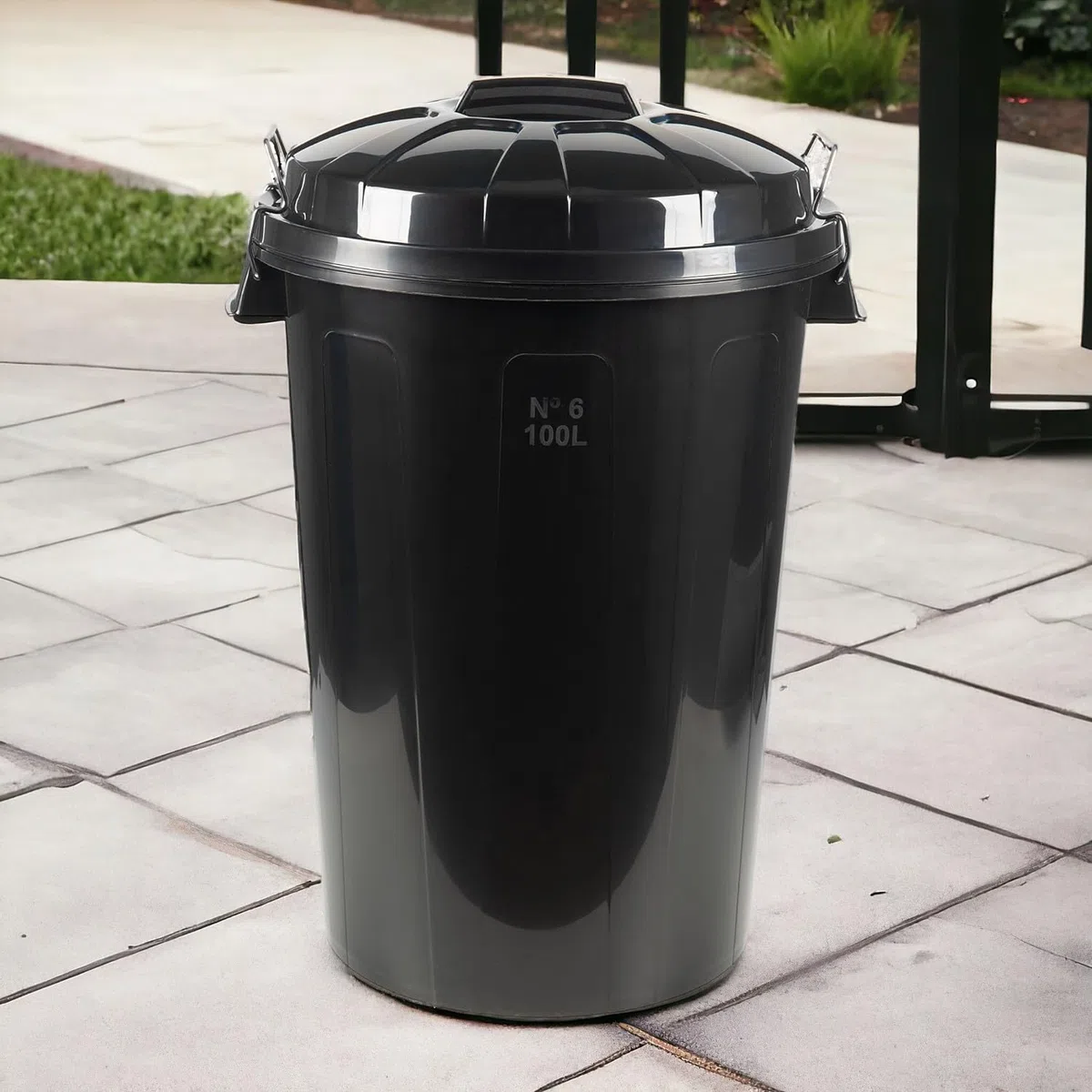 Cubo de Basura con asa metálica 100L Litros Para exterior e interior almacenaje de agua - Fabricado en plástico Resistente. Ideal para el hogar, trabajo, hostelería, etc (Negro)
