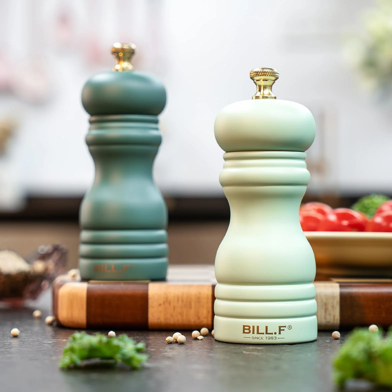 Bill.F - Juego de molinillos de sal y pimienta de madera, juego de 2 molinillos de sal y pimienta manuales, recargables de 5 pulgadas con rotor de molienda de cerámica ajustable (juego de 2 verde)