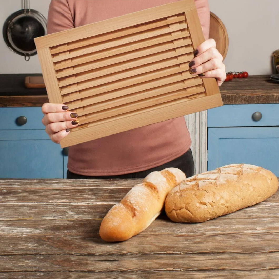 Tabla de cortar pan fabricada en la UE con rejilla para migas y asas de madera de haya aceitada, 40 x 25 cm, tabla de cortar pan, baguettes y panecillos, tabla de servir – aceitada y sostenible