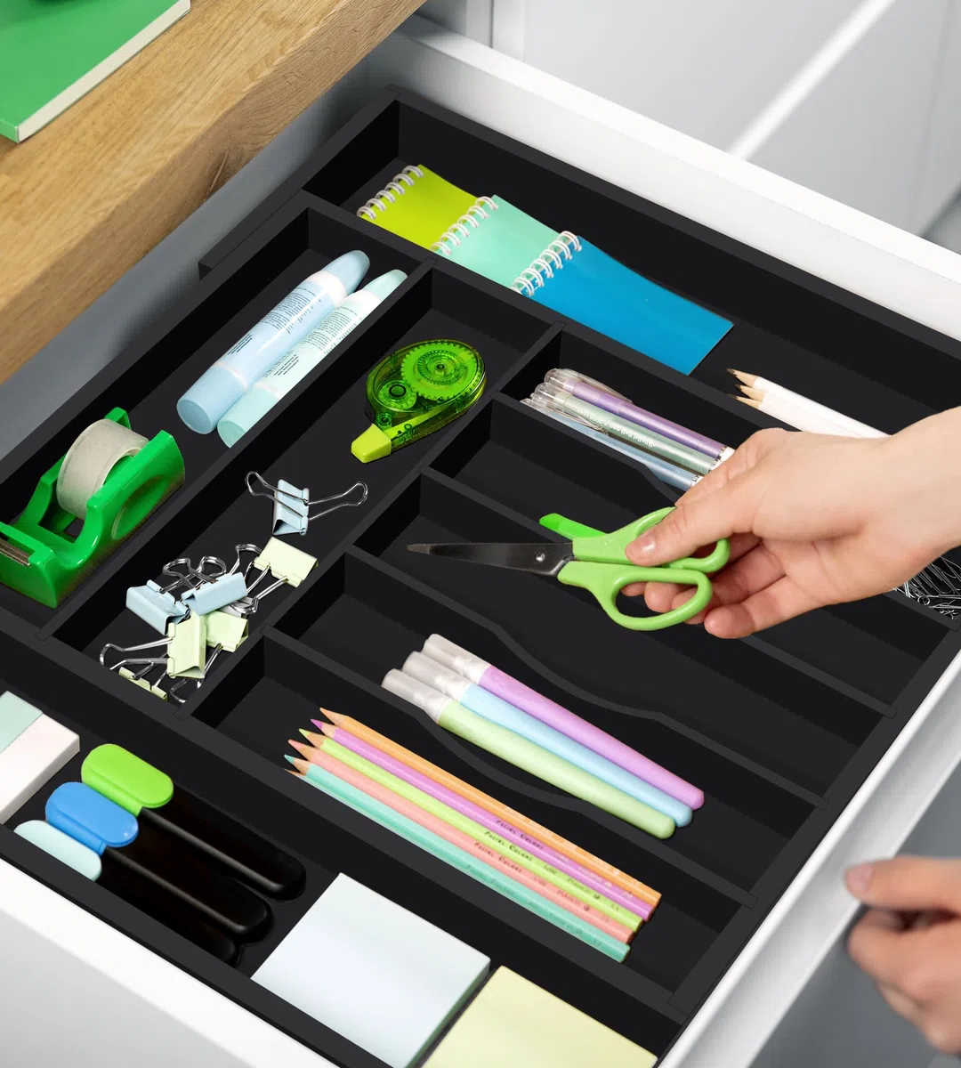 ROYAL CRAFT WOOD Organizador de cajones de cocina de bambú de lujo, organizador de cubiertos, soporte para utensilios y bandeja de cubiertos con separadores ranurados para cubiertos y utensilios de