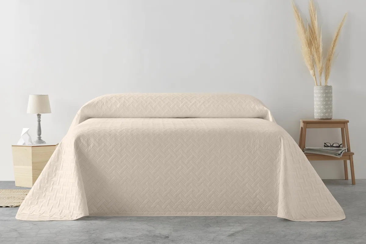 Degrees Home Liso – Colcha Boutí Fina para Todas Las Estaciones – Cubre Cama Multiusos Diseño Unicolor Suave, Lavable y Ligero 100% Microfibra (230x260) – Ideal para Camas 90/105/135/150/180