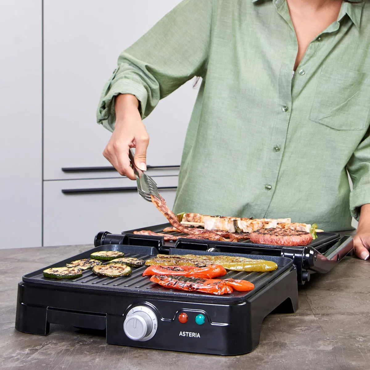 Taurus Asteria - Grill y plancha de asar, 2200W, placas de 28 x 22 cm, parrilla eléctrica con regulador de temperatura, apertura 180º, asa de toque frío, antiadherente libre de PFOA, Negro/Inox