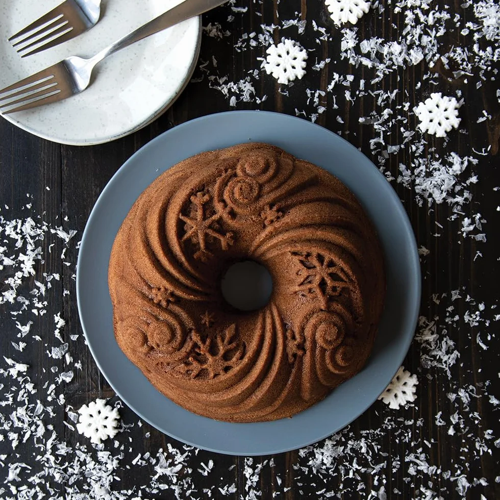 Nordic Ware Let It Snow Bundt - Molde antiadherente de aluminio, color plateado, (93648), capacidad para 10 tazas