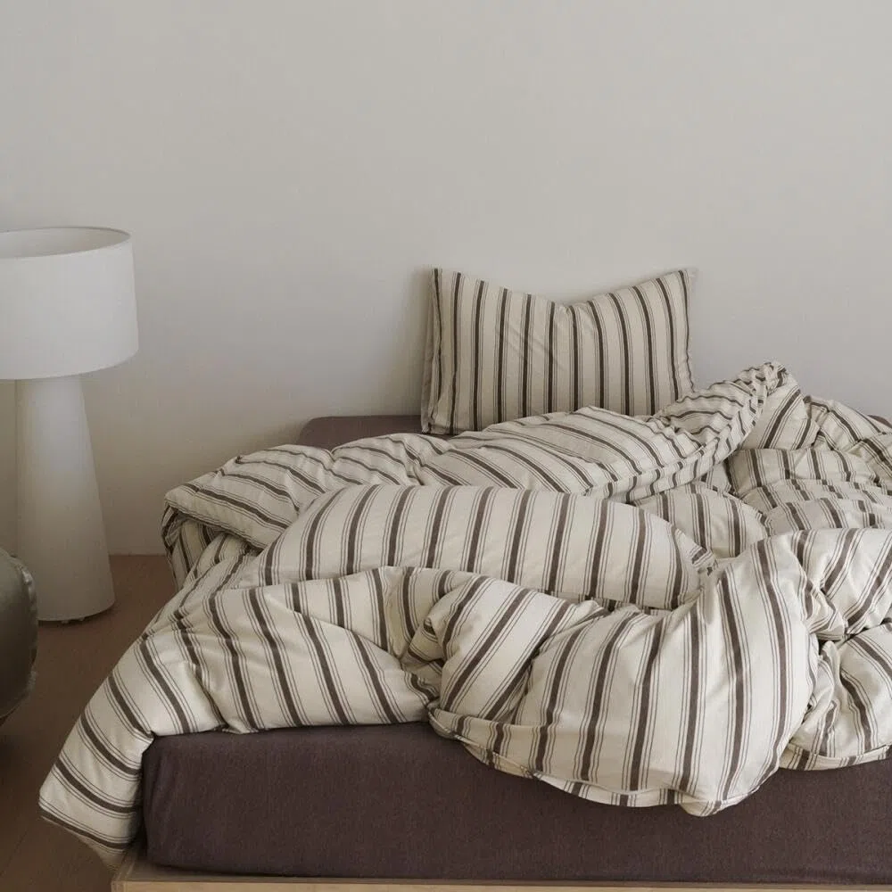 Freyamy - Juego de funda de edredón 220 x 240 cm con rayas marrón beige, juego de cama para 2 personas, para niñas y mujeres, con cierre de cremallera, juego de funda impreso de rayas en microfibra