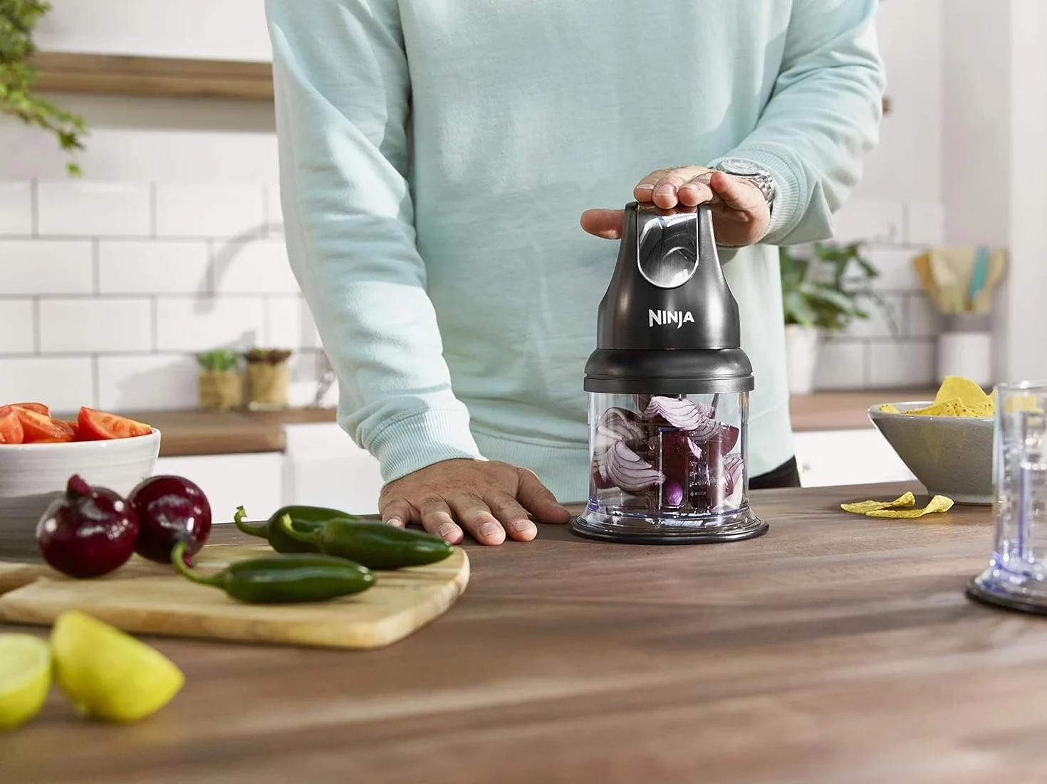 Ninja Express Chop Mini picadora de hierbas y verduras, pica y tritura para hacer salsas, purés y sopas; negra NJ1002EUBK