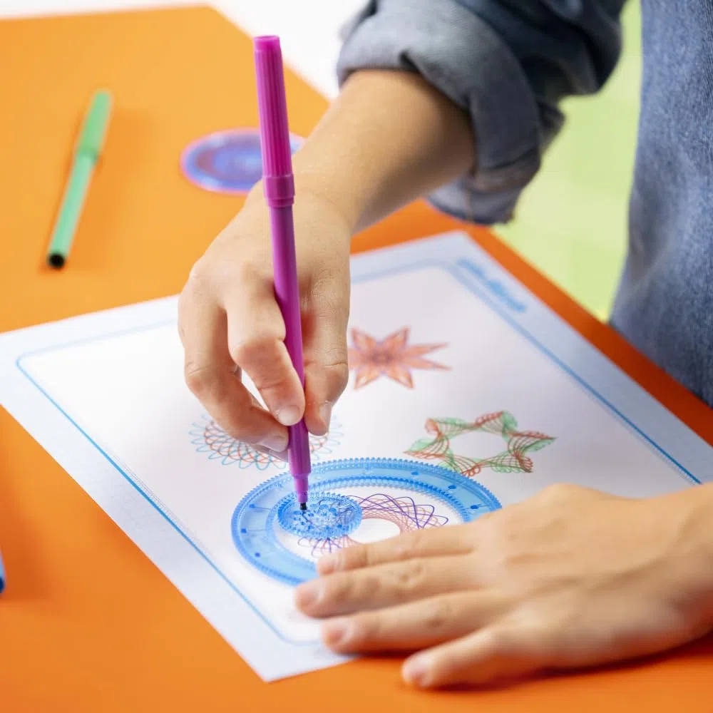 Spirograph Juego original | Crea increíbles diseños infinitos | Juego de 30 piezas que incluye piezas de precisión, bolígrafos y espiromasilla | Actividad creativa de artes y manualidades | para