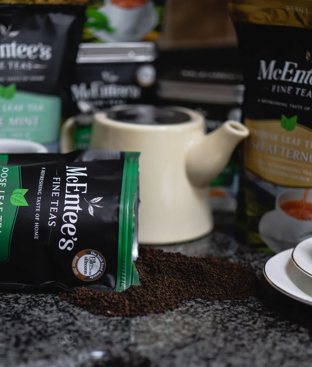 McEntee's Cara - Tetera de cerámica para té crema, 510 ml (1-2 tazas) con infusor extraíble de acero inoxidable