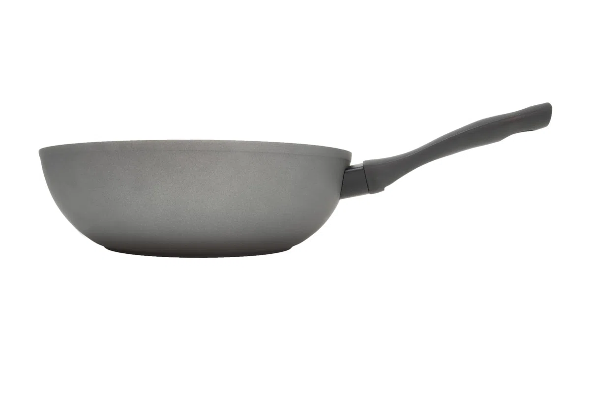 Arcos Serie Kaula | Wok Antiadherente 28 cm | Aluminio Forjado | Recubrimiento QuanTanium | Apta cualquier cocina | Mango Efecto Frio | Sistema ahorro energético | Apta lavavajillas | Color Negro