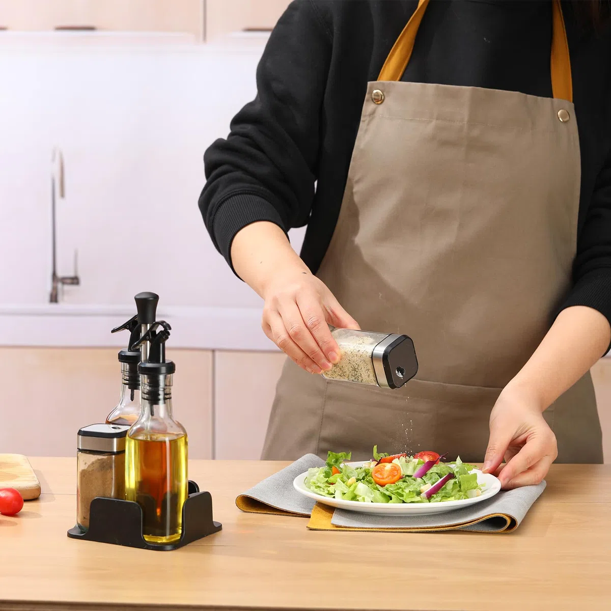FRIBERG Set De Aceite Y Vinagre, Set De Sal Y Pimienta, Vinagreras Y Aceiteras De Mesa Con Soporte，2 Botellas De Aceitera Y Vinagre De 200 Ml, 2 Tarros De Condimento De 120 Ml Con Tapas