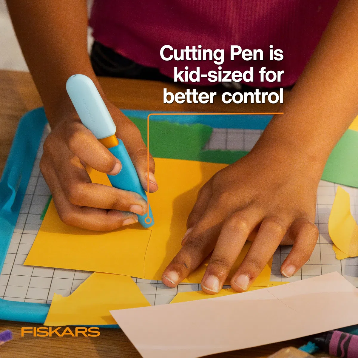 Fiskars Bolígrafo de corte y alfombrilla para niños, herramienta de corte de precisión segura con alfombrilla antideslizante plegable para manualidades y proyectos escolares