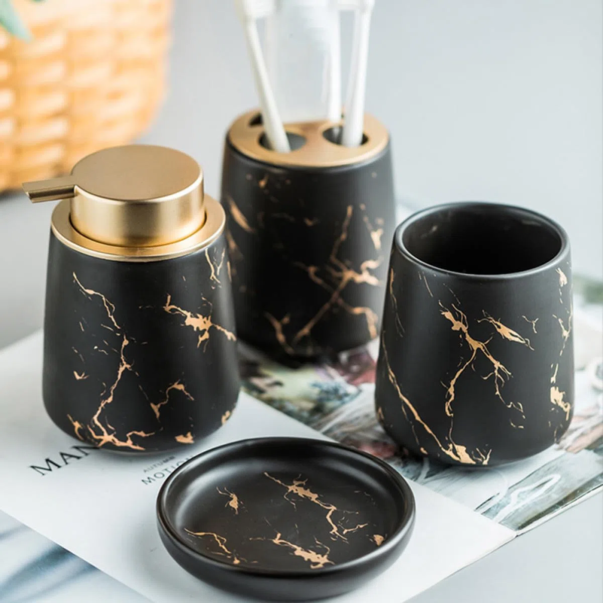 Toyvian Set de Baño Dispensador de Jabón y Vaso para Cepillos de Dientes de Cerámica Negra, Elegante y Portátil para Uso en Baño y Aseo Personal