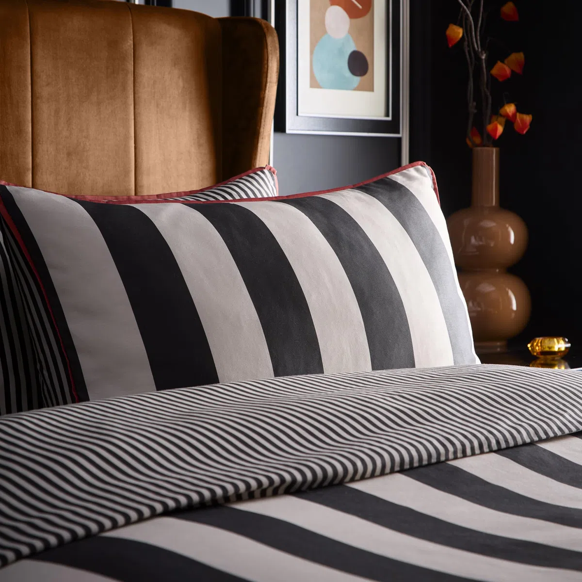 Laurence Llewelyn-Bowen Festivo - Funda de edredón a Rayas de Circo, tamaño Doble (200 x 200 cm), 100% satén de algodón, 2 Fundas de Almohada, Ropa de Cama de Rayas Blancas y Negras, Juego de Ropa de