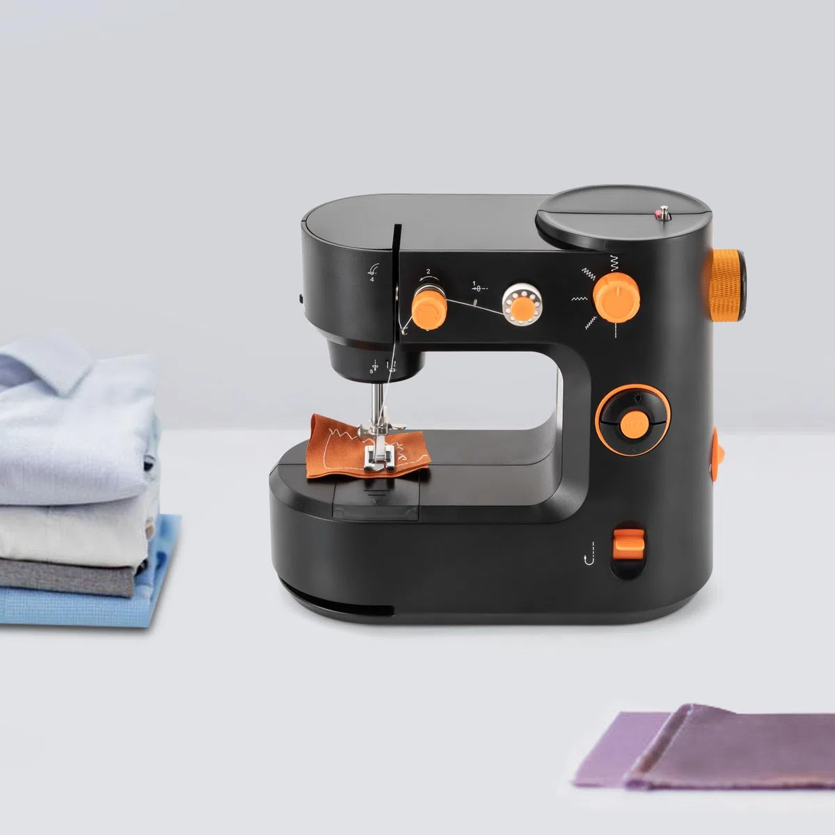 Máquina de coser manual para principiantes, mini máquina de coser eléctrica portátil con 5 programas de costura, pedal de mano y pie, luz de costura LED, FHSM 398, para ropa, pantalones, seda, gasa