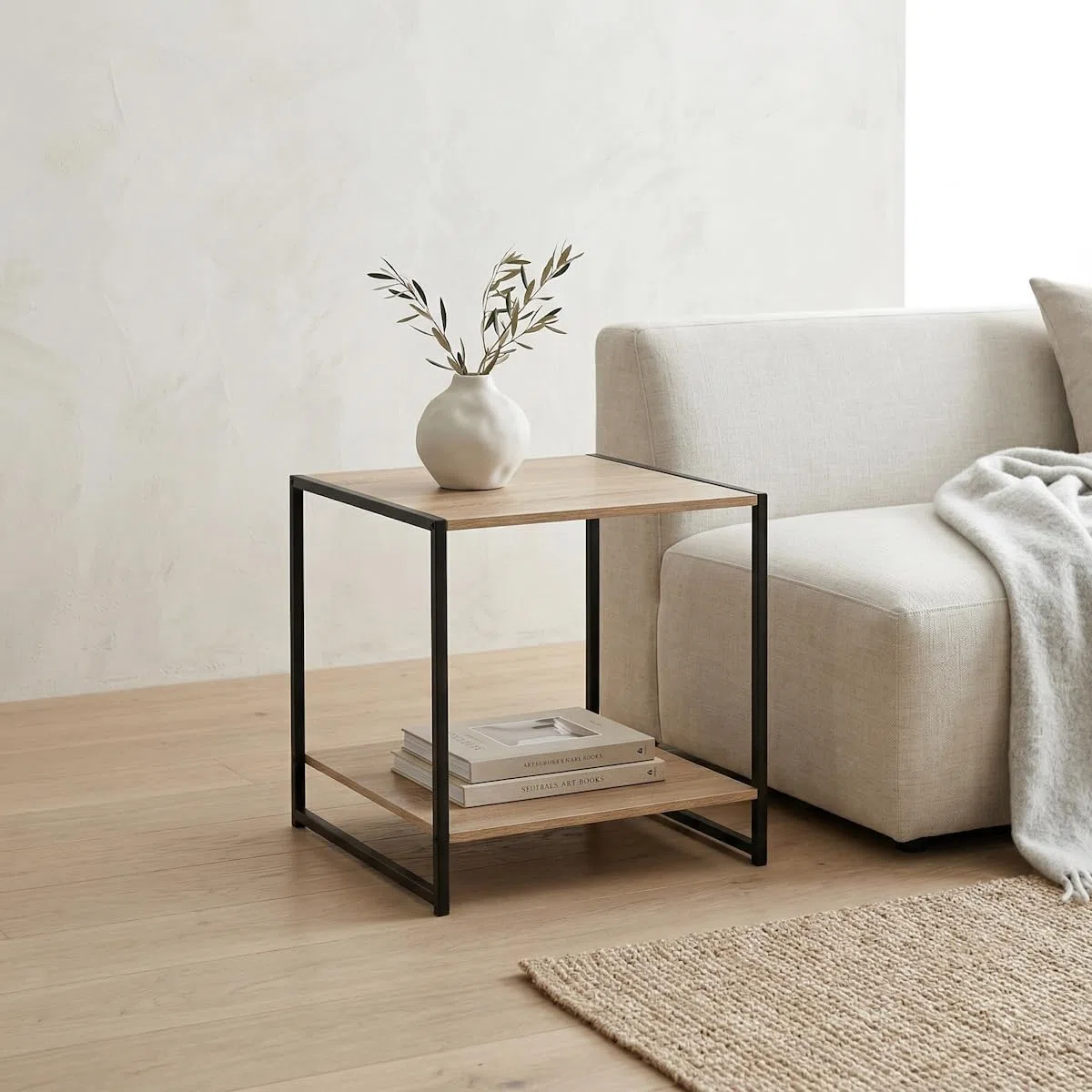 LOLAhome - Mesa Auxiliar Urban Metal Negro y Tablero Natural de 50x50x50 cm. Mesita de Salón Cuadrada con Estante Inferior Ideal Junto al Sofá para Almacenaje. Soporta 30kg