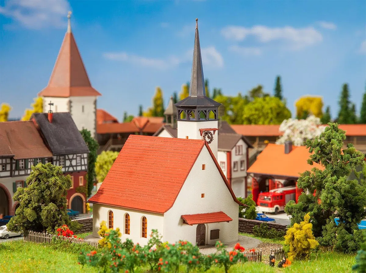 FALLER FA 232314 Church w/Pointed Roof N Scale Building Kit Iglesia con Techo Puntiagudo, tamaño único